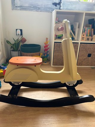 Balancín Vespa scooter Childhome