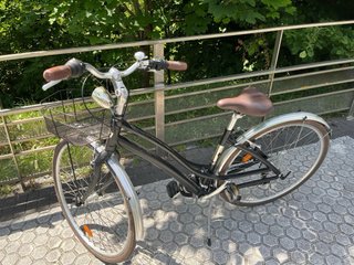 Bicicleta de paseo negra con cesta