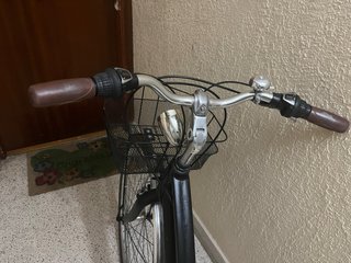 Bicicleta de paseo negra con cesta