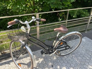 Bicicleta de paseo negra con cesta