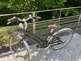 Bicicleta de paseo negra con cesta