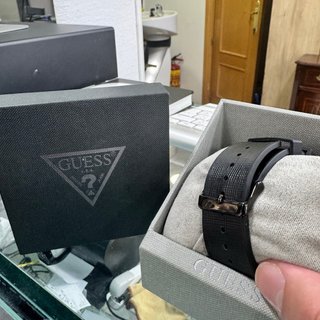Reloj Guess Negro y Plateado con Cristales
