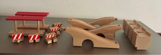 Trenes y mandos de juguete de Lidl de madera.