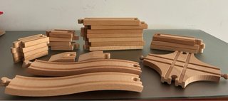 Trenes y mandos de juguete de Lidl de madera.