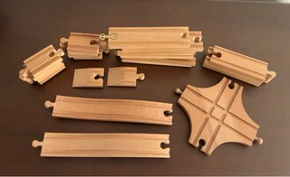 Trenes y mandos de juguete de Lidl de madera.