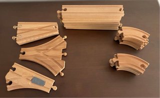 Trenes y mandos de juguete de Lidl de madera.