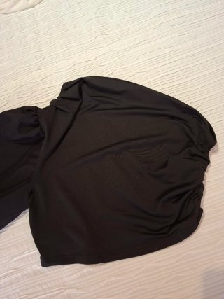 Blusa negra de una manga