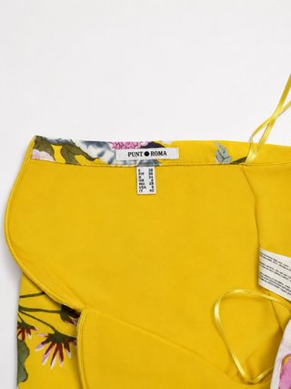 Falda floral amarilla con volantes
