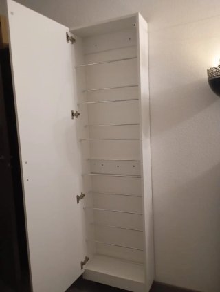 Armario alto con espejo y puerta