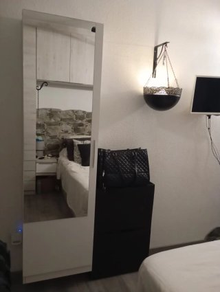 Armario alto con espejo y puerta