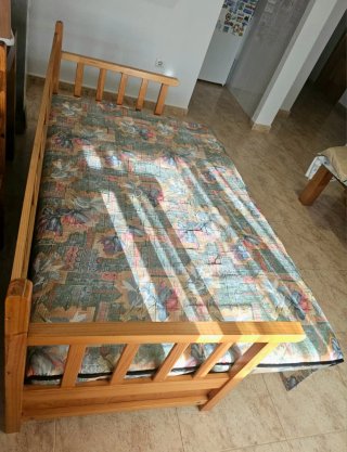 Estructura de cama de madera y metal