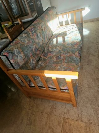 Estructura de cama de madera y metal