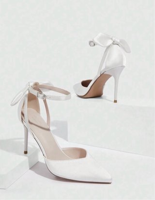 Zapatos de tacón blancos con lazo