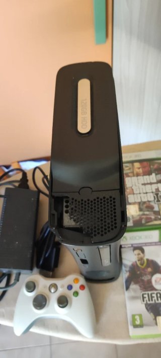 Xbox 360 con giochi e controller tra cui GTA 4