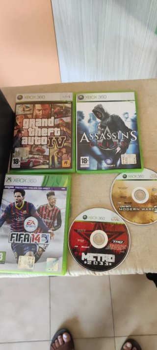 Xbox 360 con giochi e controller tra cui GTA 4