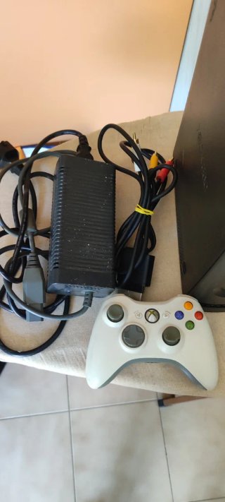 Xbox 360 con giochi e controller tra cui GTA 4