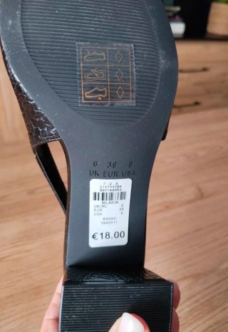 Scarpe nere con tacco da donna