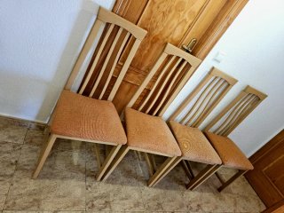 Juego de 4 sillas de madera y tela