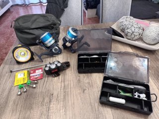 Conjunto pesca: carretes, linterna, señuelos