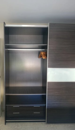 Armario moderno madera y cristal