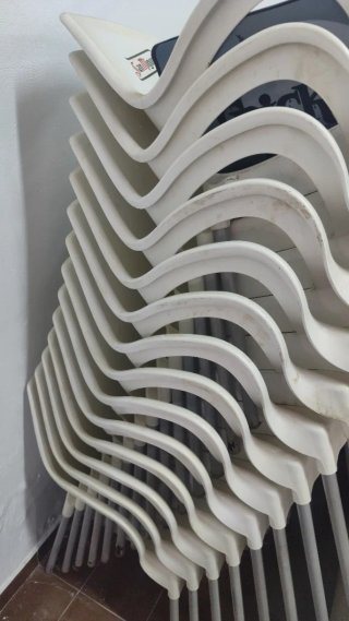 Mesas y sillas apilables metal y plástico