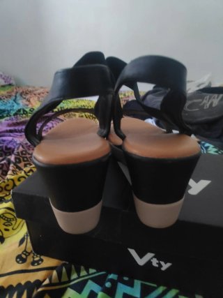 Sandalias negras de tiras