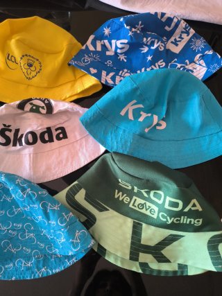 Lote  de 9 gorros Tour de Francia Skoda