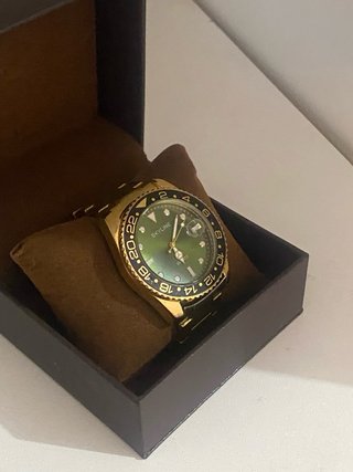Reloj Skyline Dorado y Verde