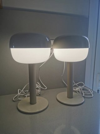 Lámpara de mesa moderna beige y blanca