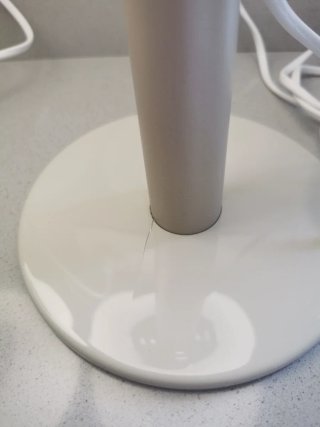 Lámpara de mesa moderna beige y blanca