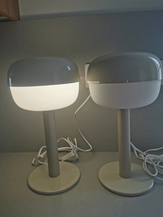 Lámpara de mesa moderna beige y blanca