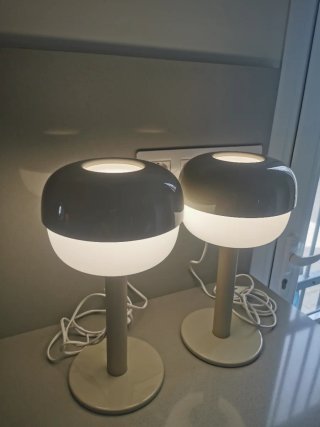 Lámpara de mesa moderna beige y blanca