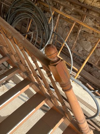 Escalera de madera con barandilla