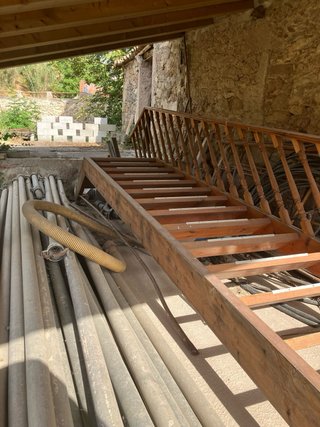 Escalera de madera con barandilla