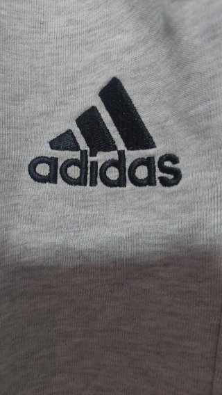 Pantalón corto Adidas gris