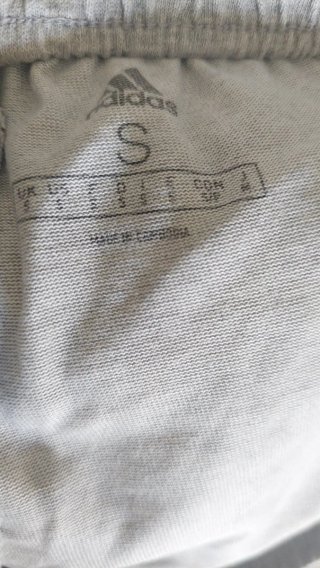 Pantalón corto Adidas gris