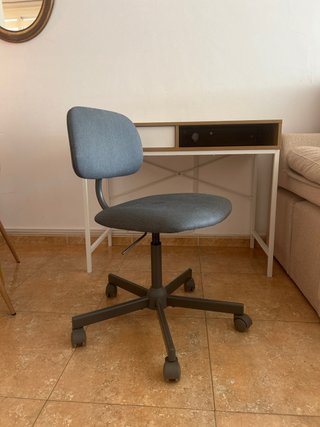 Escritorio y Silla Muy buen estado.