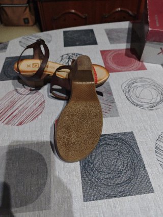 Sandalias de verano marrones y rojas