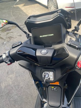 Moto QJ Motor 125 Negra