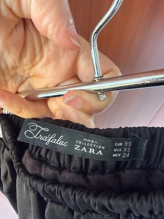Falda larga negra fluida con aberturas