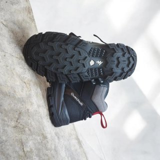 Zapatillas de montaña Quechua negras y rojas