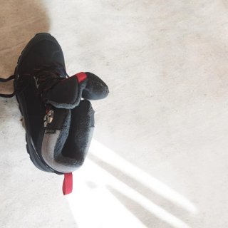 Zapatillas de montaña Quechua negras y rojas