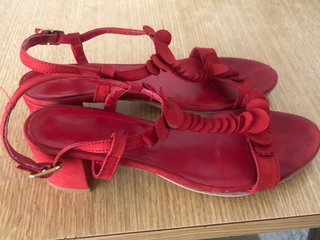 Sandalias rojas de tacón en piel + REGALO