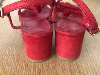 Sandalias rojas de tacón en piel + REGALO