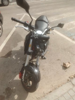 Moto Benelli Naked Negra y Roja