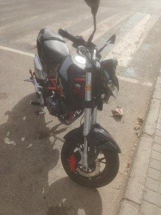 Moto Benelli Naked Negra y Roja