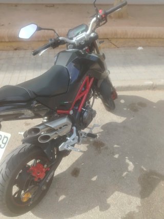 Moto Benelli Naked Negra y Roja
