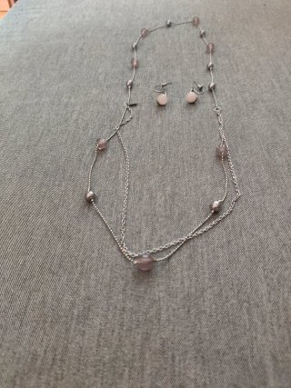 Colgante y pendientes con perlas