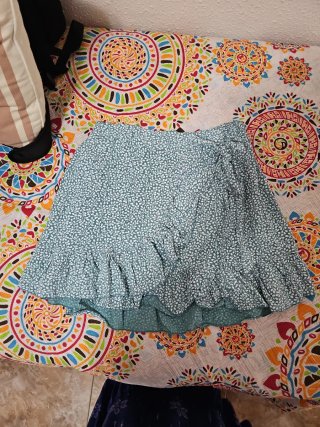 Falda verde estampada con volantes