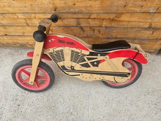 Moto de madera para niños